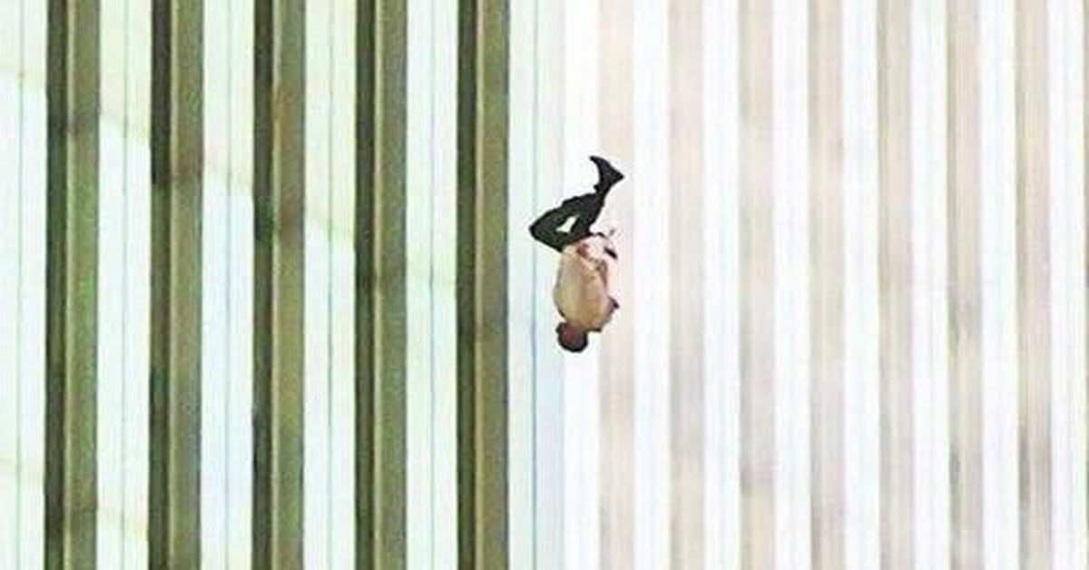 Em la foto: El Hombre que cae