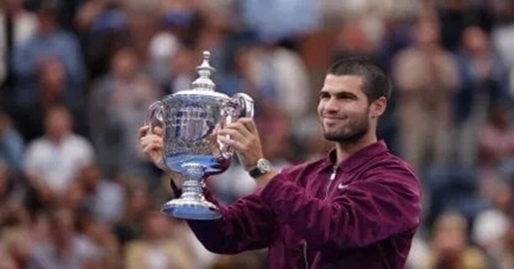En la foto, Carlos Alcaraz con el título del US Open