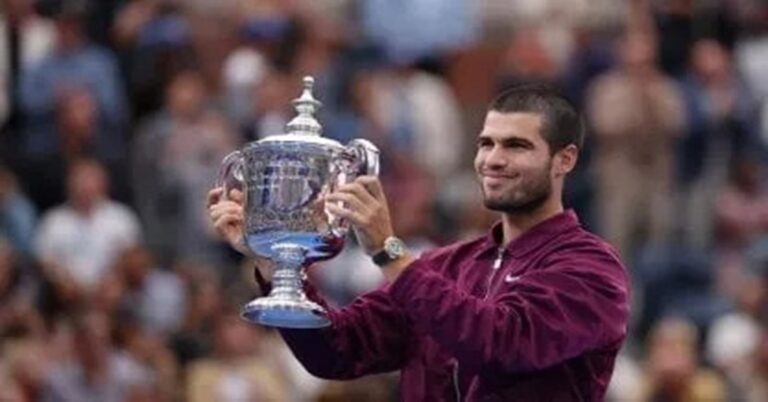 En la foto, Carlos Alcaraz con el título del US Open