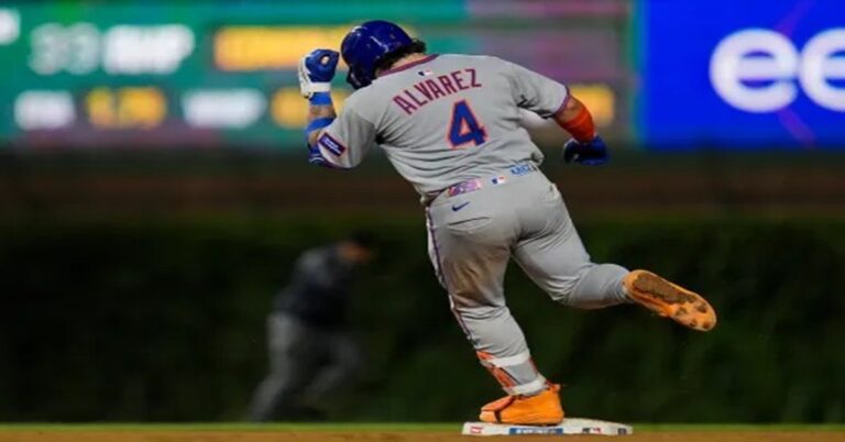 En la foto, Francisco Álvarez tras conectar jonrón ante Cubs
