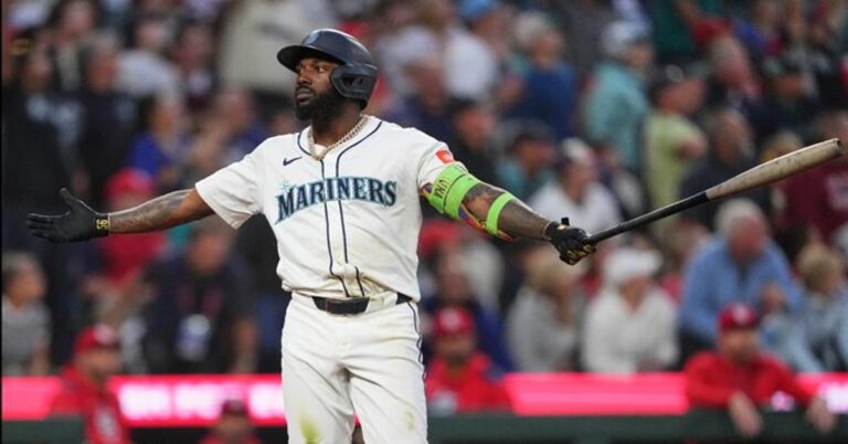 En la foto, Arozarena festeja un jonrón ante los Cardenales