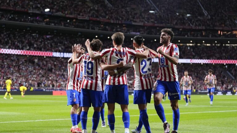 En la foto, el Atlético celebra ante el Villarreal