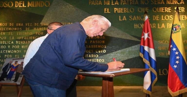 En la foto, Díaz-Canel firma a favor de Venezuela