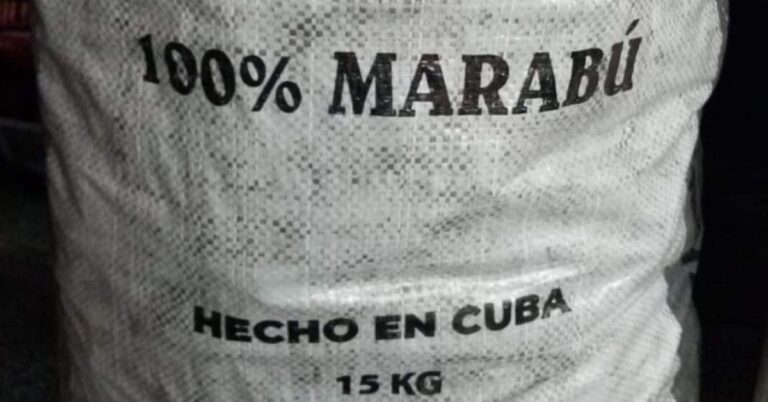 En la foto, carbón cubano en el exterior