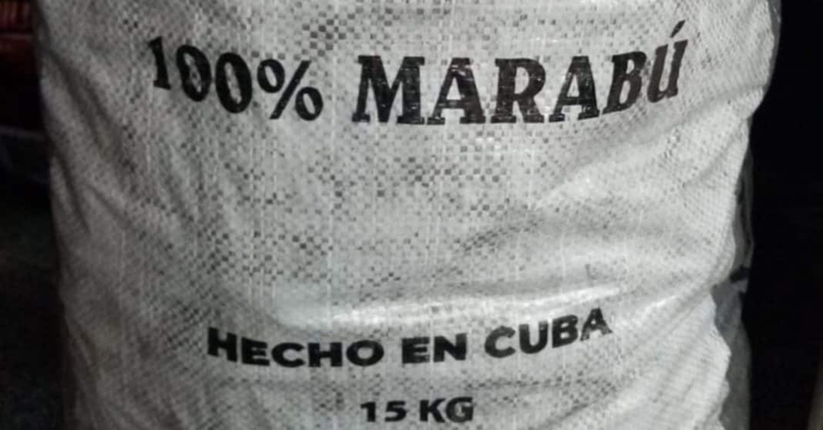 En la foto, carbón cubano en el exterior