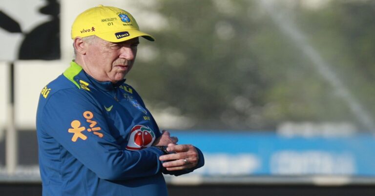 En la foto, Ancelotti en un entrenamiento de Brasil