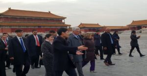 En la foto, la delegación cubana camina por la Ciudad Prohibida, en Beijing