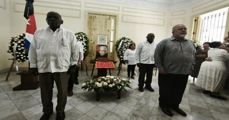 En la foto, la cúpula cubana en las honras fúnebres a Eduardo Torres Cuevas