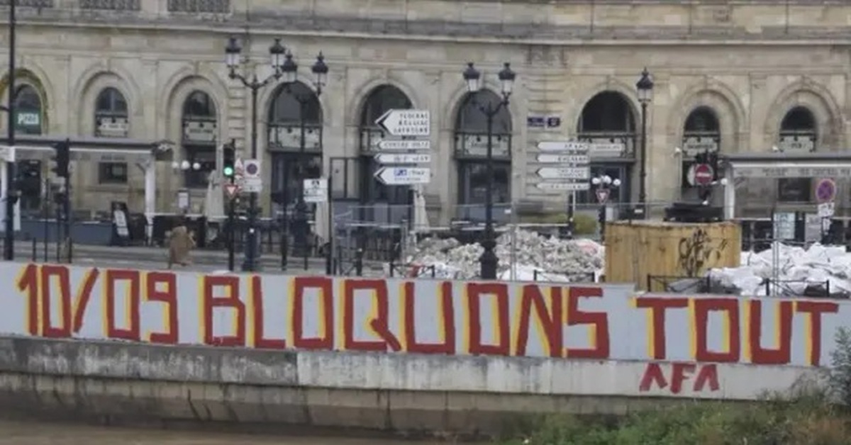 En la foto, carteles llamando al bloqueo total en París