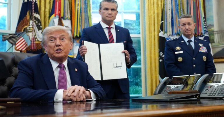 En la foto, Trump, departamento de guerra