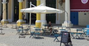 En la foto, el turismo brilla por su ausencia en Cuba