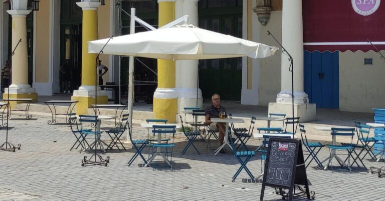 En la foto, el turismo brilla por su ausencia en Cuba