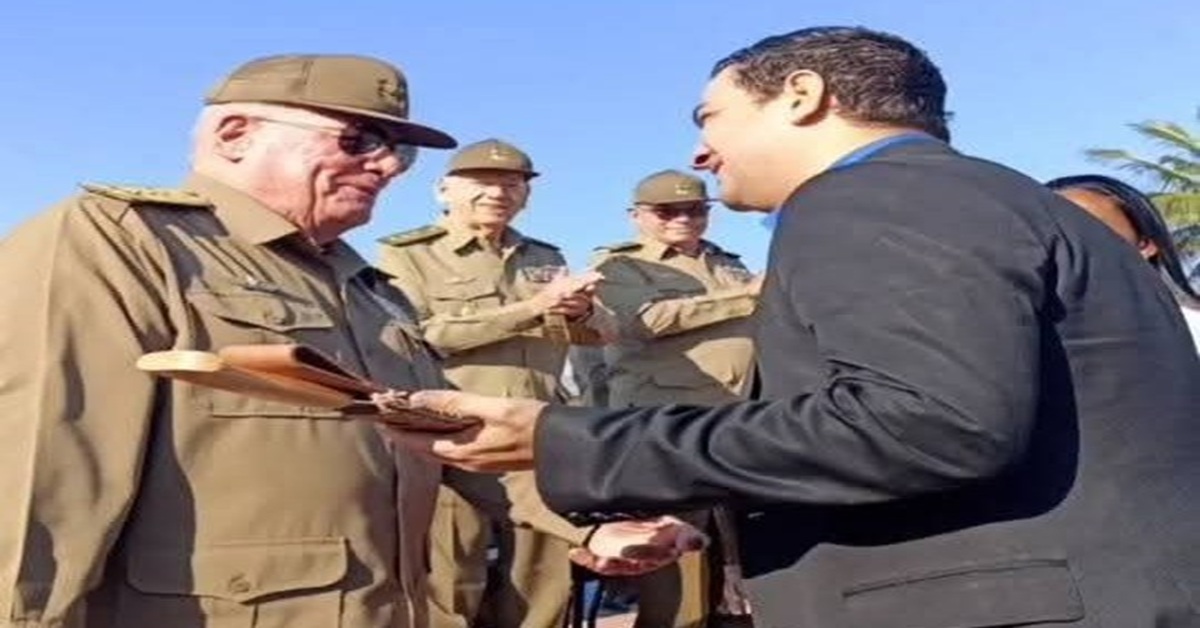 En la foto, Humberto López es condecorado por las FAR