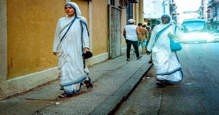En la foto, religiosas caminan por una calle de La Habana