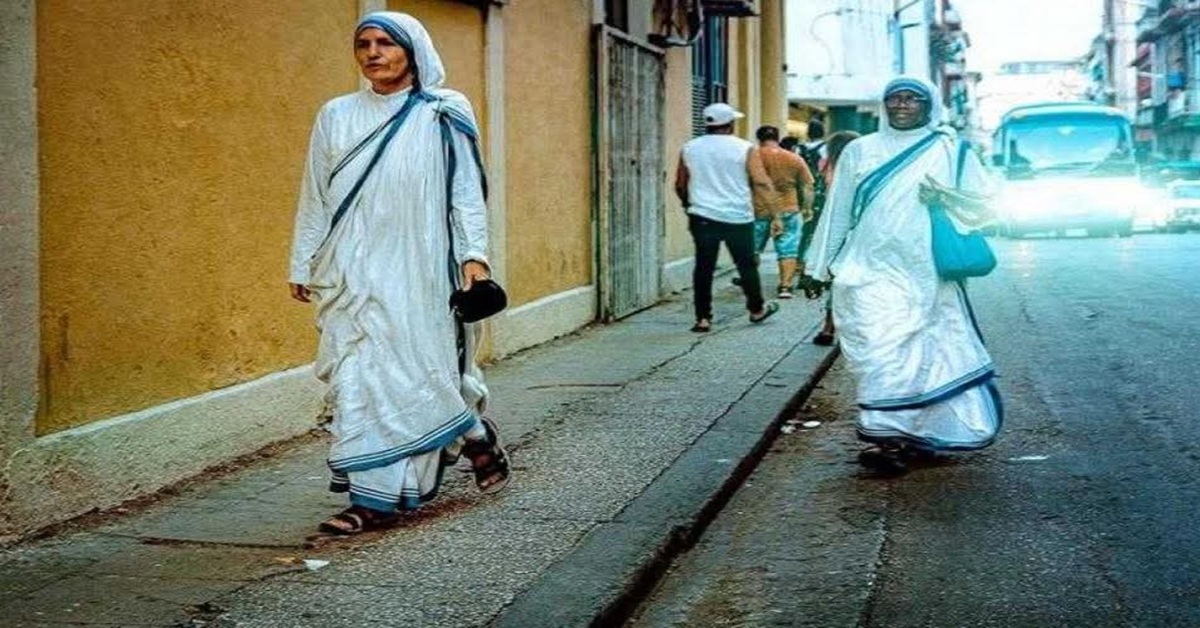 En la foto, religiosas caminan por una calle de La Habana