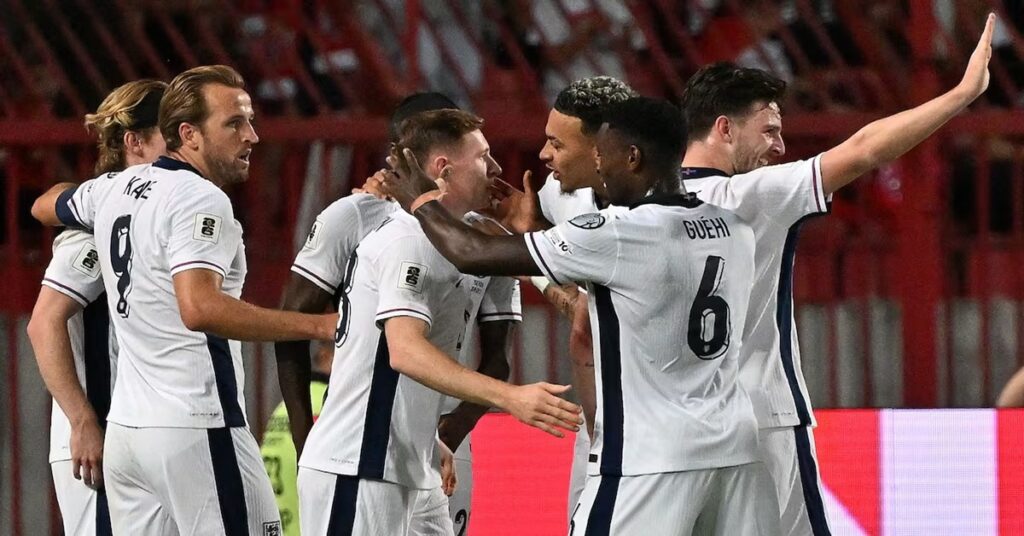 En la foto, jugadores ingleses celebran un gol ante Serbia