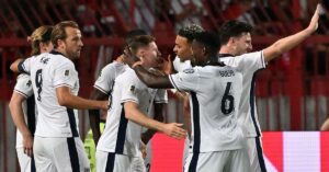 En la foto, jugadores ingleses celebran un gol ante Serbia