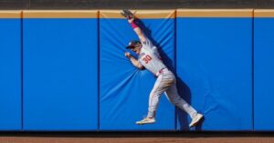 En la foto, Jacob Young realiza un gran fildeo