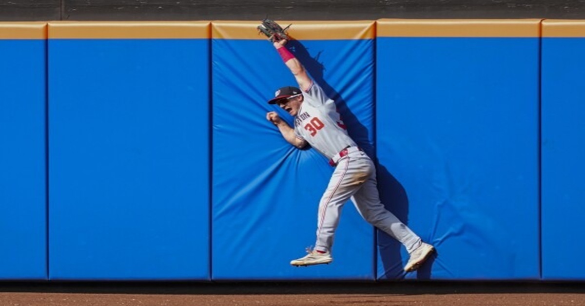 En la foto, Jacob Young realiza un gran fildeo