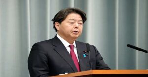 En la foto, el portavoz del ejecutivo japonés, Yoshimasa Hayashi