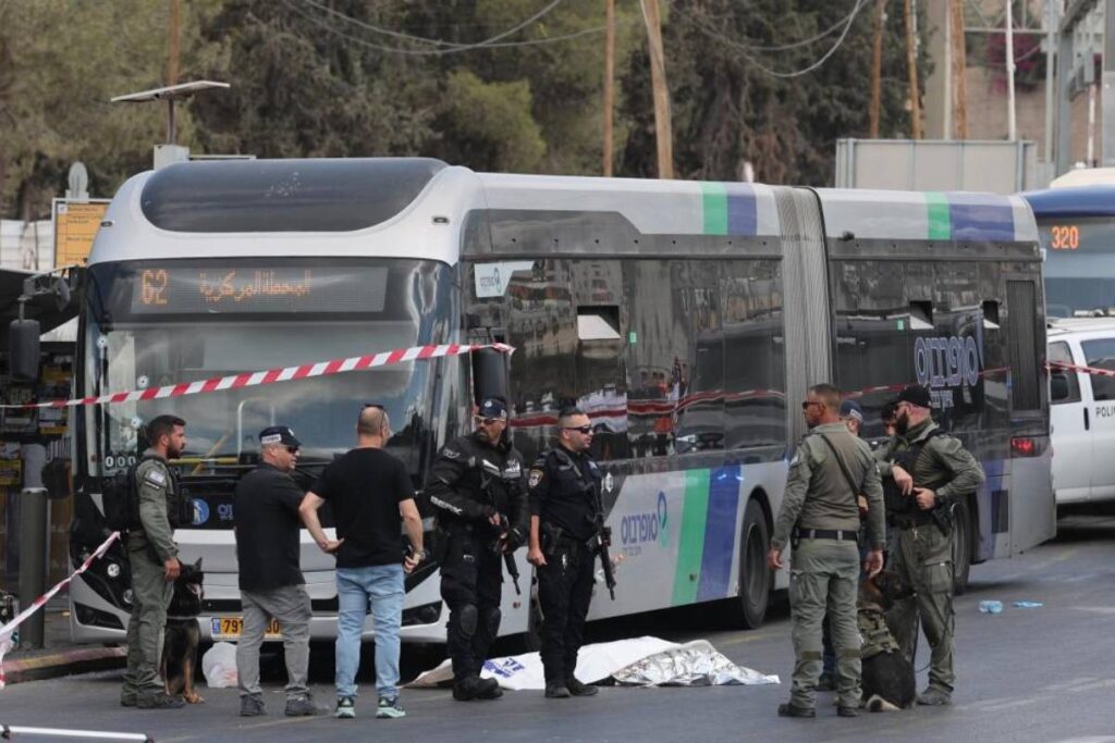 En la foto, autobus atacado en Jerusalén