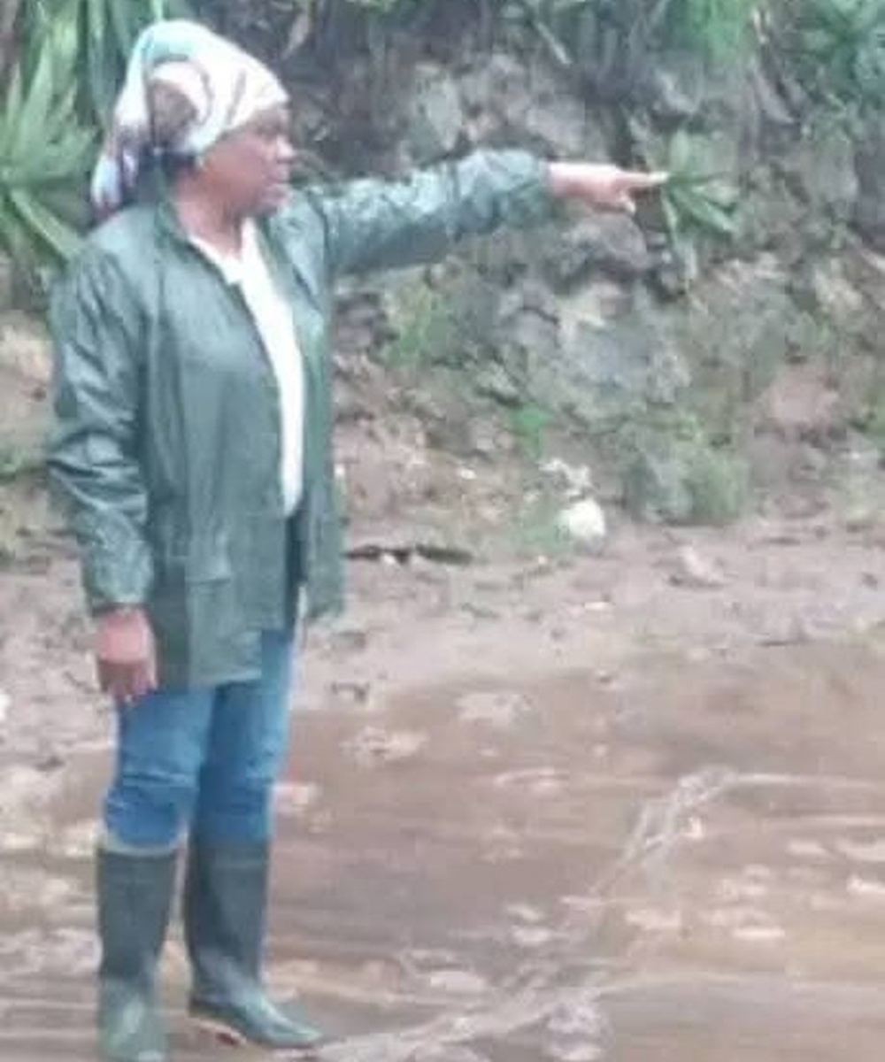 En la foto, la secretaria del Partido en Santiago de Cuba posa para la foto en Siqua