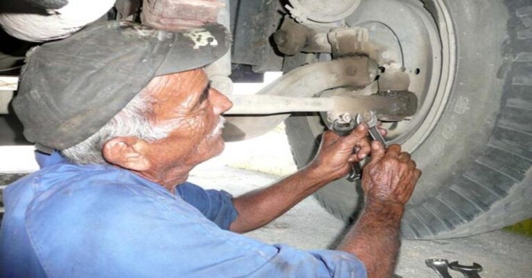En la foto, un anciano jubilado trabaja en Cuba