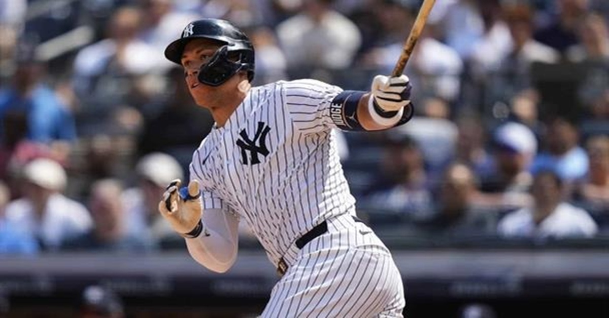En la foto, Aaron Judge al batear su jonrón 50