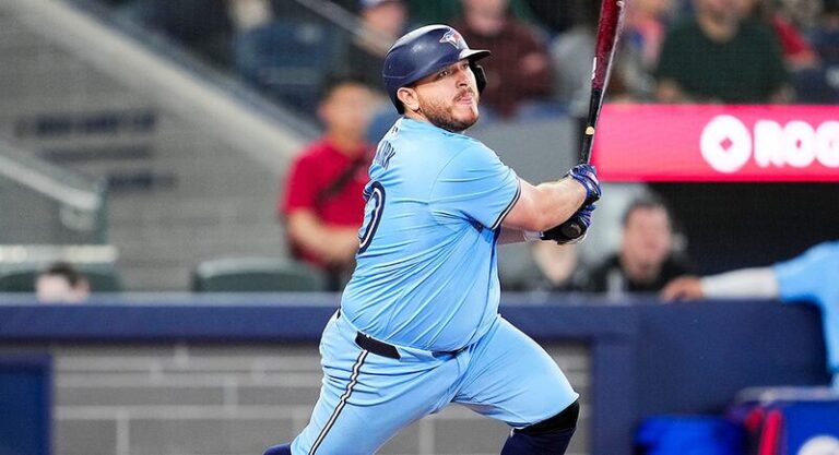 En la foto, Alejandro Kirk decide con elevado de sacrificio