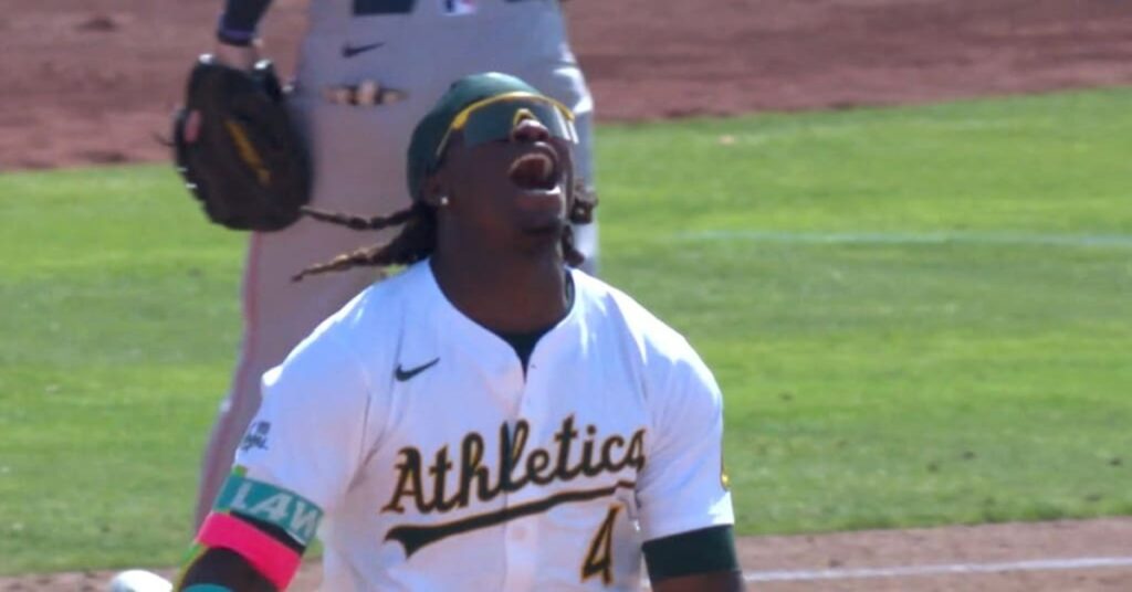 Lawrence Butler festeja tras decidir el juego ante Chapman