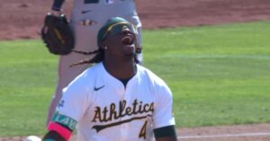 Lawrence Butler festeja tras decidir el juego ante Chapman