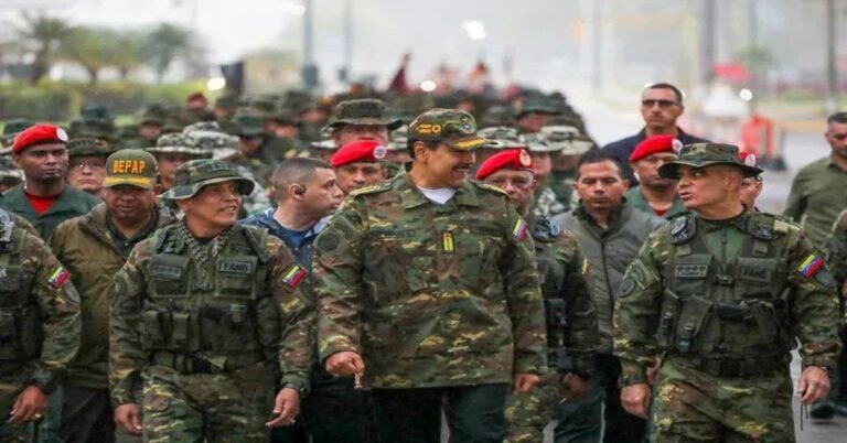 En la foto, Maduro y la cúpula militar de Venezuela