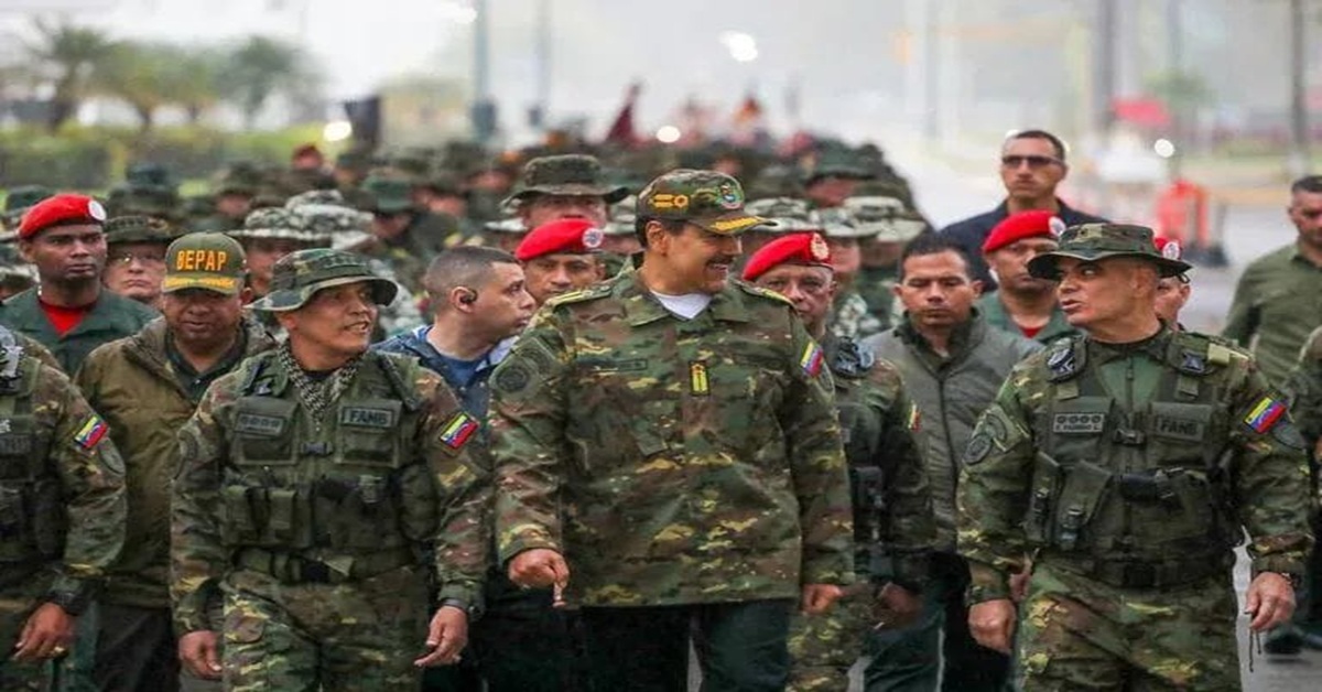 En la foto, Maduro y la cúpula militar de Venezuela