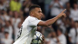 En la foto, Mbappé tras marcar un penal