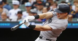 En la foto, Ben Rice conecta grand slam