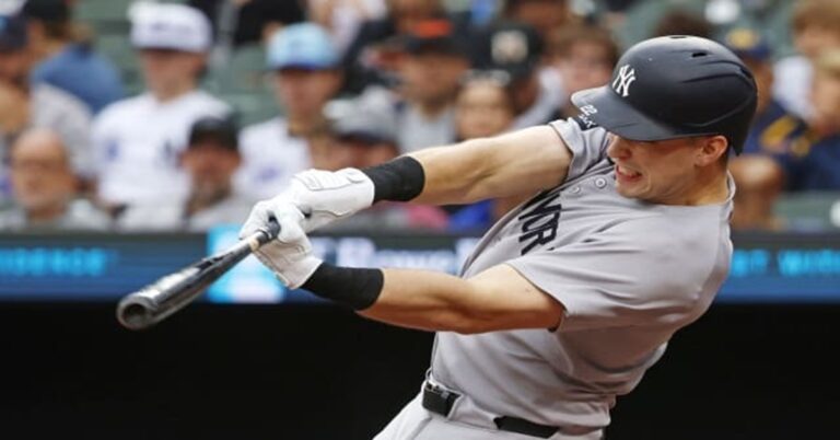 En la foto, Ben Rice conecta grand slam