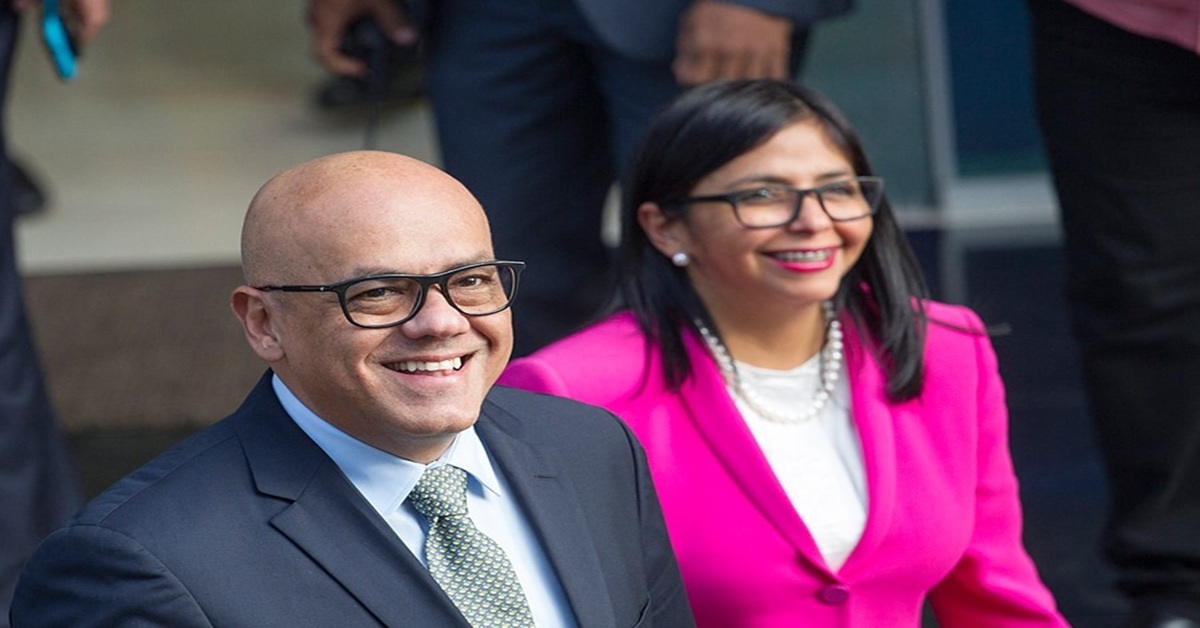 En la foto, Delcy y Jorge Rodríguez