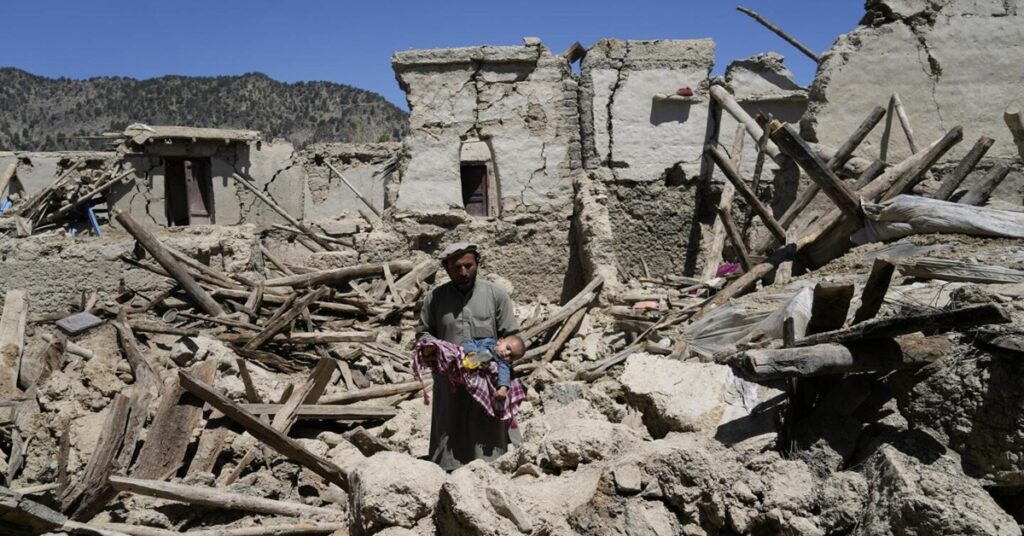 En la foto, imágenes del sismo en Afganistán