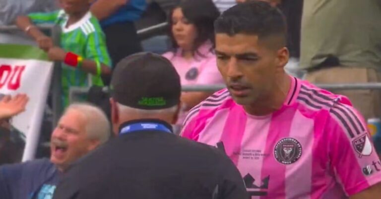 En la foto, Luis Suárez al momento de escupir a integrande del Seattle