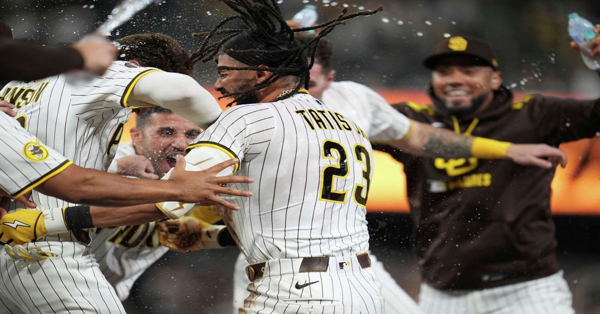 En la foto, Fernando Tatis Jr. celebra haber dejado al campo a los Reds