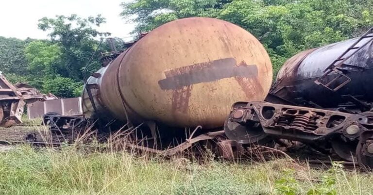 En la foto, tren descarrilado en Cuba