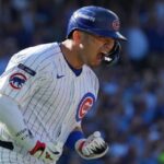 En la foto, Seiya Suzuki disfruta su jonrón