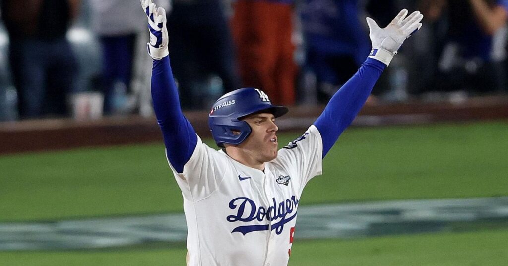 Jonrón de Freeman en la 18va da triunfo 6-5 a Dodgers sobre Azulejos en clásico de la Serie Mundial 7 En la foto, Freddy Freeman celebra jonrón ante los Azulejos