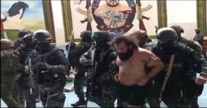 En la foto, momento en que es arrestado el líder de Los Choneros