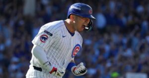 En la foto, Seiya Suzuki disfruta su jonrón