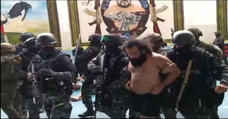 En la foto, momento en que es arrestado el líder de Los Choneros