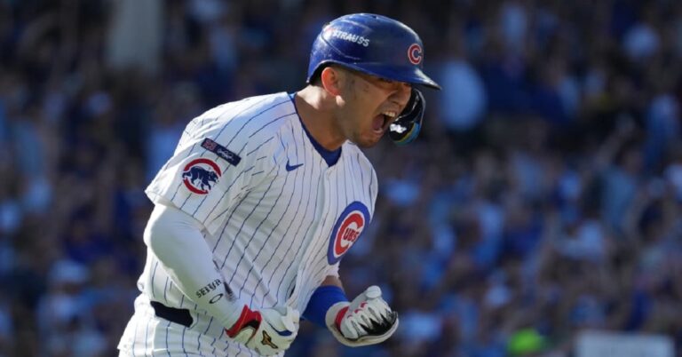 En la foto, Seiya Suzuki disfruta su jonrón