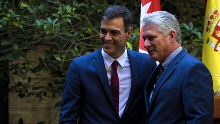 En la foto, Pedro Sánchez y Díaz-Canel