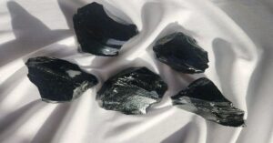 En la foto, varios fragmentos de obsidiana