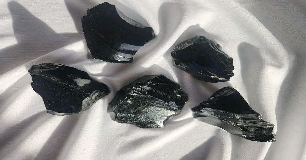 En la foto, varios fragmentos de obsidiana